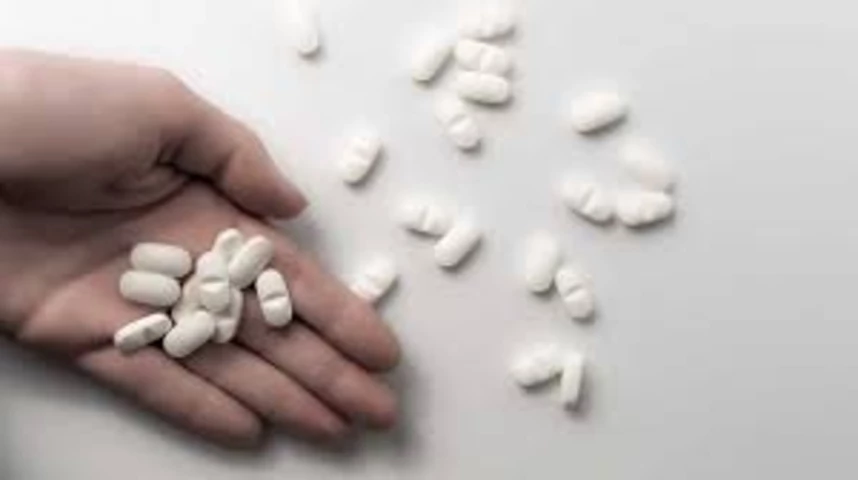 White-Oval-Pill-With-L612